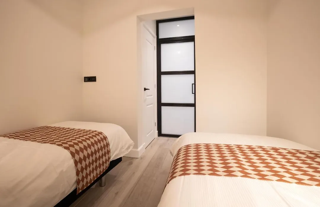 Modern Two Bedroom Apartment Close To The Beach-1